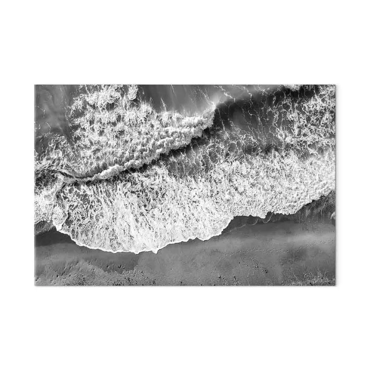 Orilla del océano - foto en blanco y negro de olas golpeando la playa