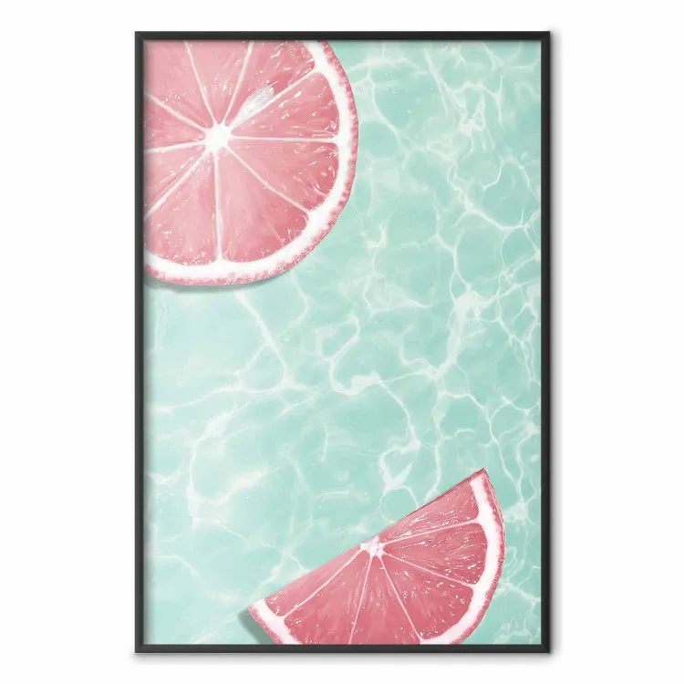 Tono refrescante - frutas tropicales rosadas flotando en el agua