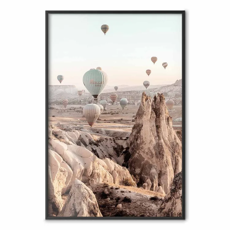 Viaje encantado - paisaje con vista a picos rocosos y globos