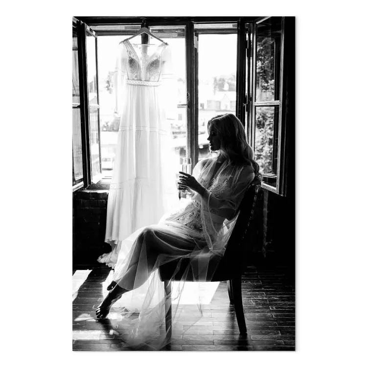 Mujer y vestido de novia - foto en blanco y negro con mujer sentada