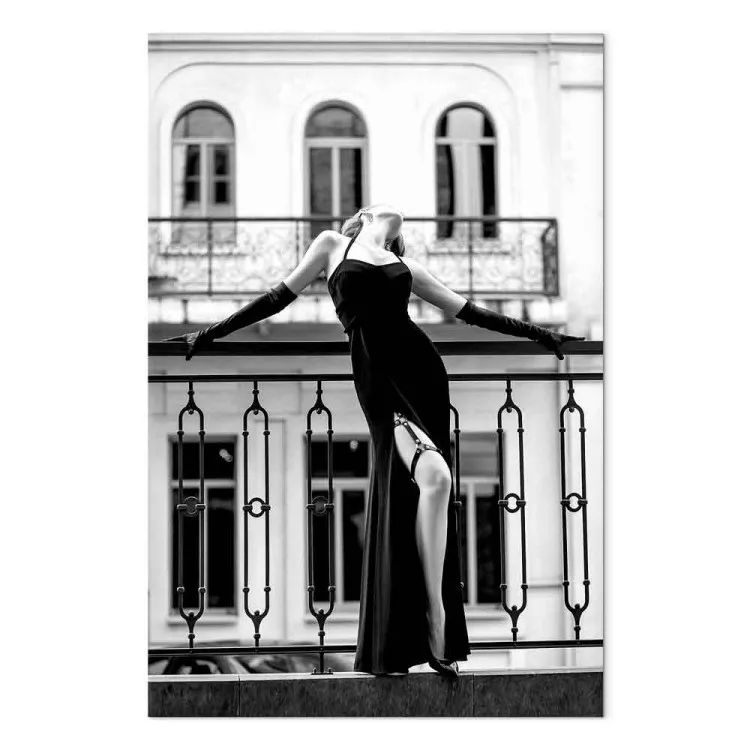 Mujer bailando - fotografía en blanco y negro con una figura en balcón