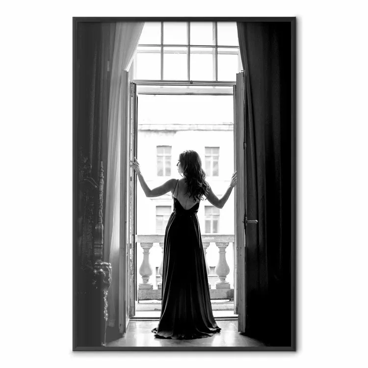 Vista luminosa - mujer en balcón en blanco y negro