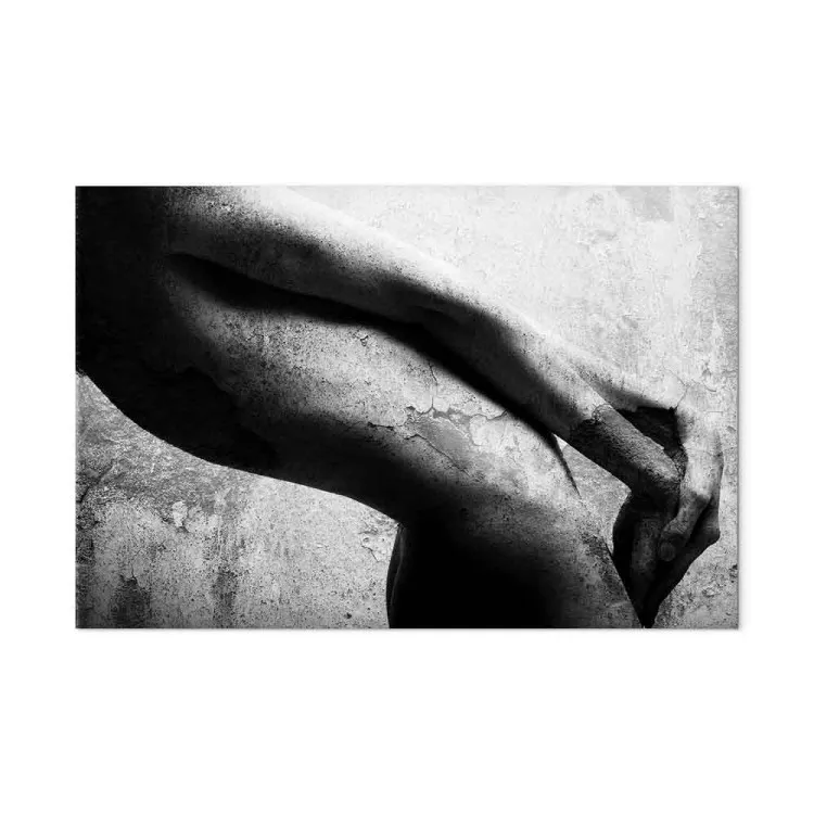Cuerpo femenino - imitación de piedra en el fondo en blanco y negro