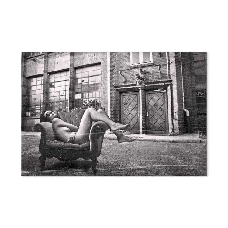 Mujer en un sillón - fotografía en blanco y negro de estilo glamuroso