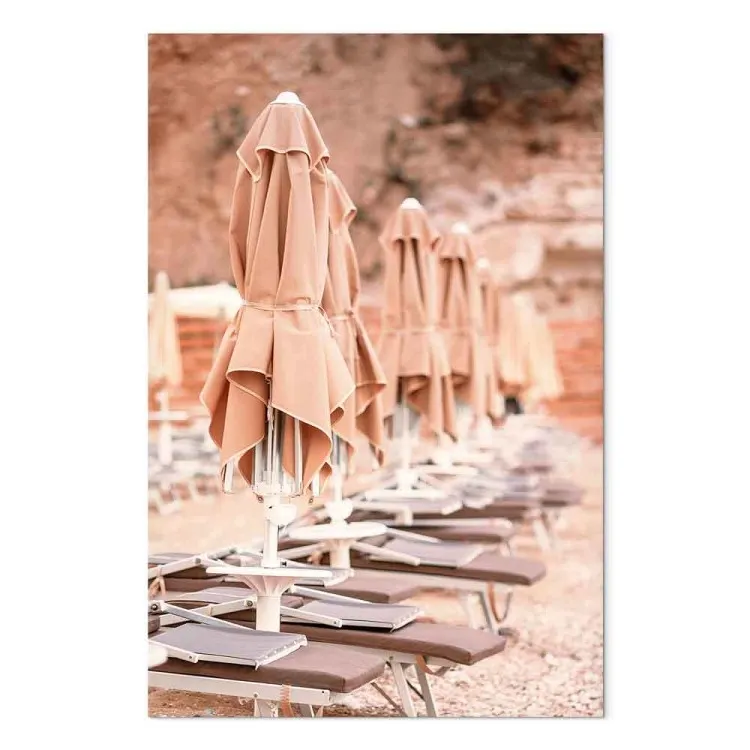 Estación marítima - paisaje con playa de guijarros y sombrillas