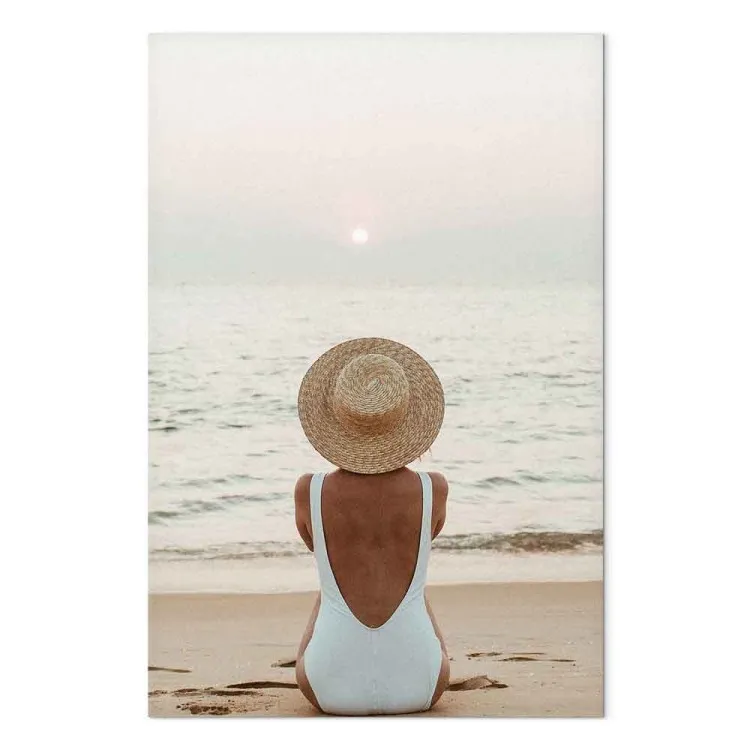 Mujer con sombrero en la playa - paisaje marino con la puesta de sol