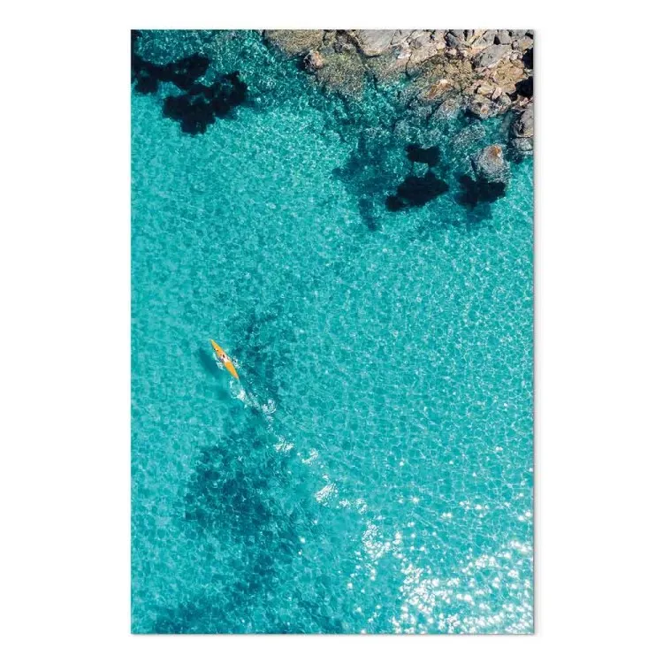 Agua azul - paisaje marino con agua transparente y canoa amarilla