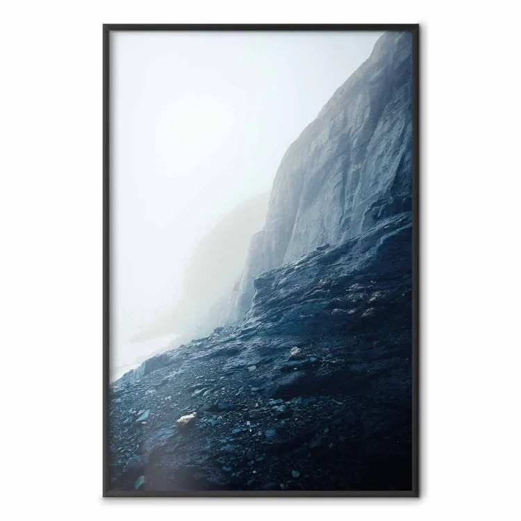 Estatua en la niebla - acantilados sobre agua