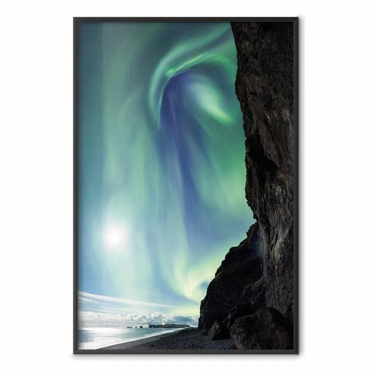 Maravilla natural - aurora boreal entre acantilados