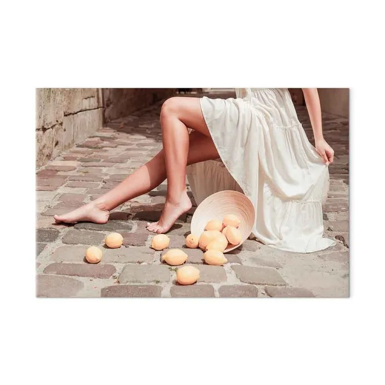 Limones al sol (1 parte) - piernas de mujer y frutas en el suelo