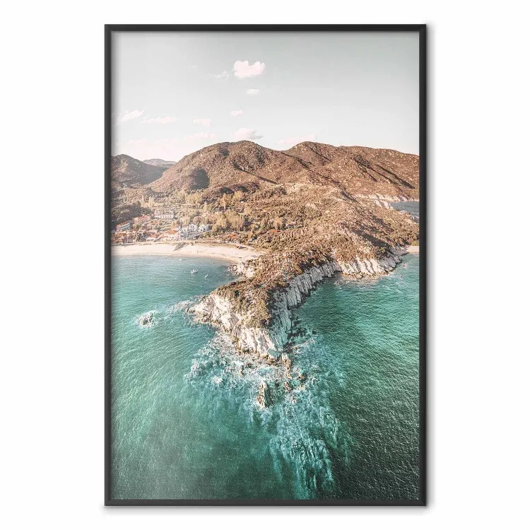 Acantilado turquesa - paisaje de costa soleada con playa y mar