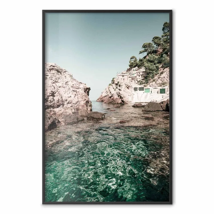 Las rocas de las Islas Baleares - paisaje marino con casas al fondo