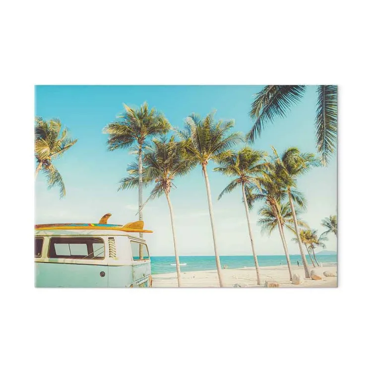 Surf camping - furgoneta con tablas en una playa tropical