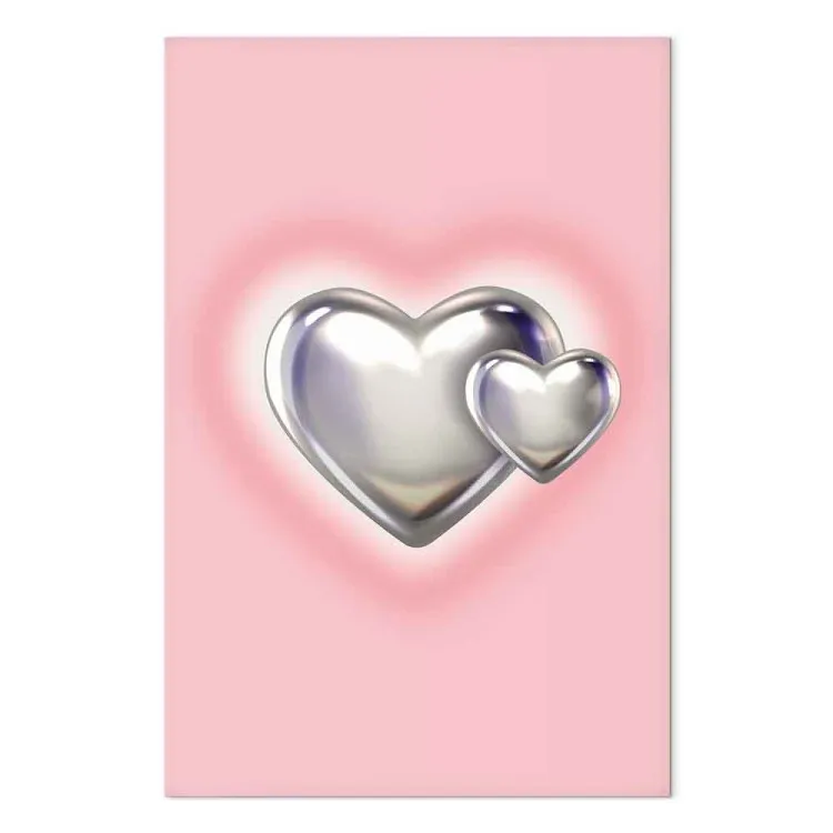 Corazones metálicos: figuras plateadas sobre un sutil fondo rosa